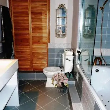 Sleeps 4 Air Con Wifi