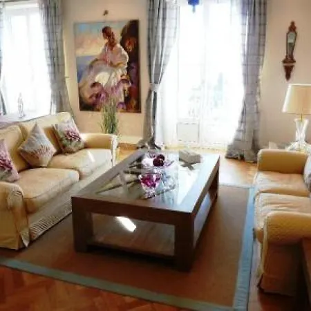 Sleeps 4 Air Con Wifi Cannes