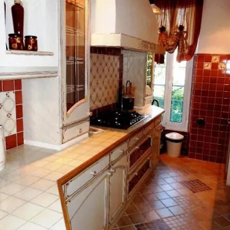 Sleeps 4 Air Con Wifi